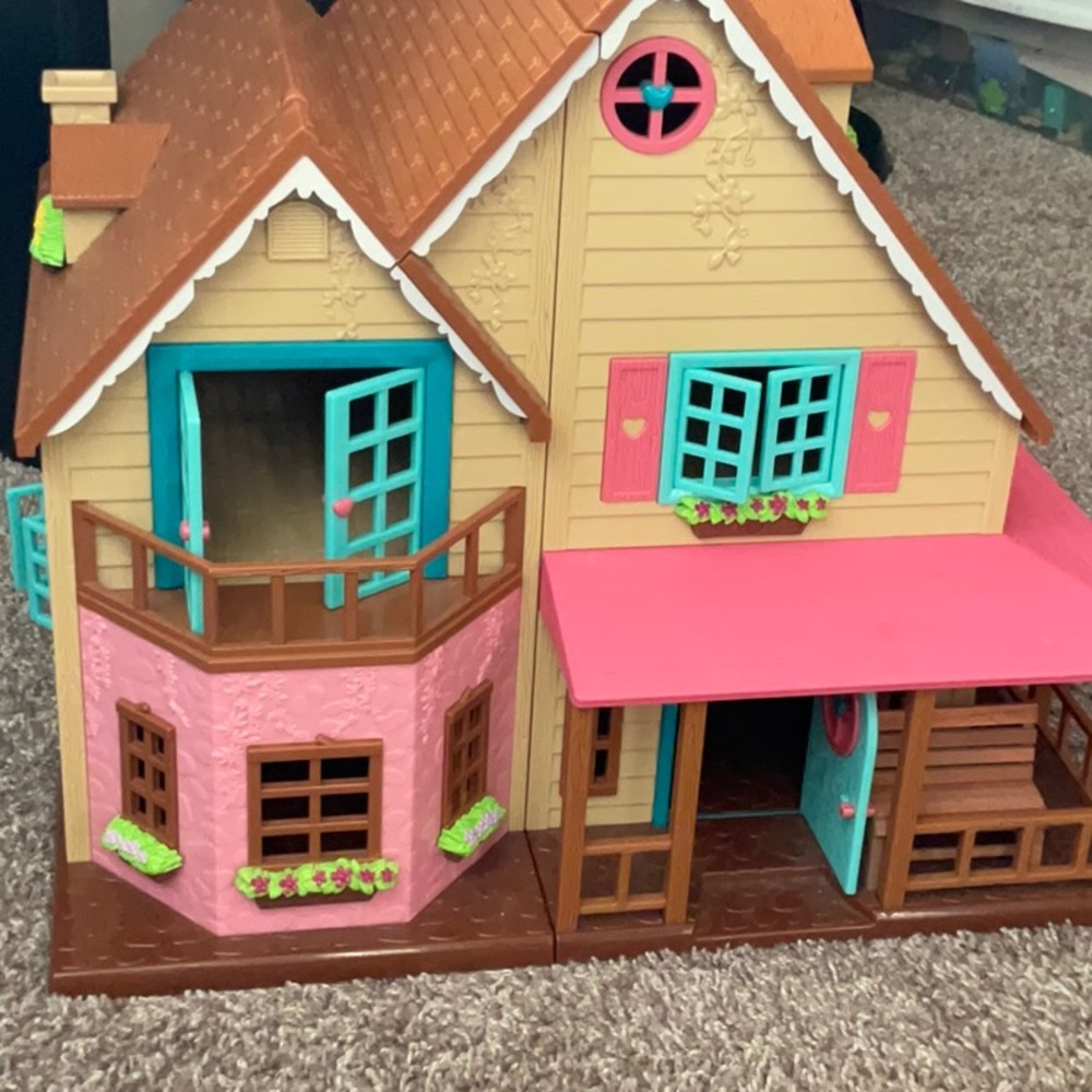 Only Lil Woodseez Dollhouse- no pieces or characters! Just dollhouse